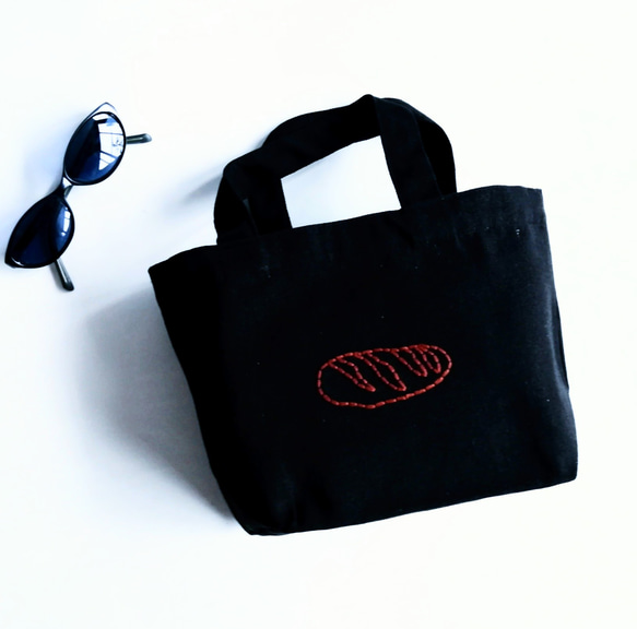 【シンプルな手刺繍】茶パン　ミニトートバッグ　黒　帆布　ランチバッグ　手提げ　コットン　Sサイズ 1枚目の画像