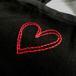かわいい手刺繍の大きな赤いハート　帆布のミニトートバッグ　黒　コットン　丈夫　ランチバッグ　Sサイズ 6枚目の画像
