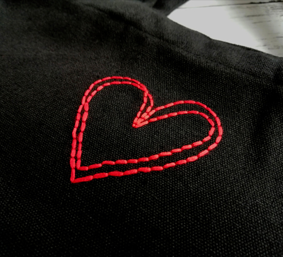 かわいい手刺繍の大きな赤いハート　帆布のミニトートバッグ　黒　コットン　丈夫　ランチバッグ　Sサイズ 6枚目の画像