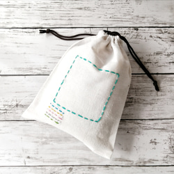 四角とカラフルな直線　シンプルな手刺繍　巾着袋　ミニ巾着　ポーチ　白　Sサイズ 2枚目の画像