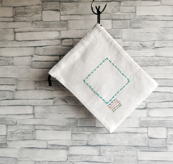 四角とカラフルな直線　シンプルな手刺繍　巾着袋　ミニ巾着　ポーチ　白　Sサイズ 6枚目の画像