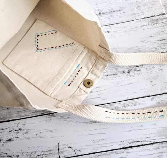 【刺繍】トートバッグ　ショルダーバッグ　水色と茶色のライン　生成り　綿　2ポケット　コットン 1枚目の画像