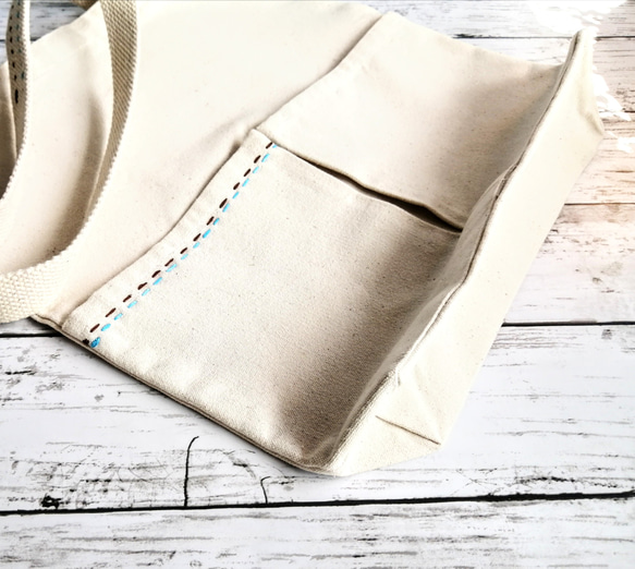 【刺繍】トートバッグ　ショルダーバッグ　水色と茶色のライン　生成り　綿　2ポケット　コットン 5枚目の画像