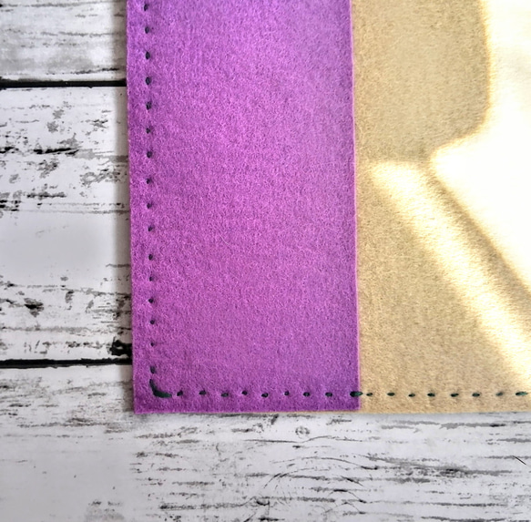 ほっこりかわいい手刺繍のブックカバー　手帳カバー　フエルト　生成りと薄紫　 6枚目の画像