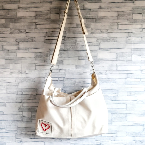 ハートの刺繍 ショルダーバッグ 横長 斜めがけ レッスンバッグ 2way 白 
