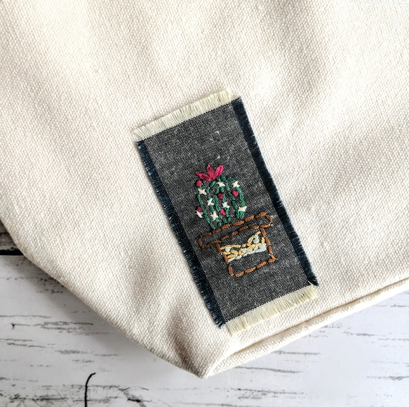 【刺繍】サボテンのワッペン　横長トートバッグ　ショルダーバッグ　Lサイズ　2way　オフホワイト　大容量 1枚目の画像