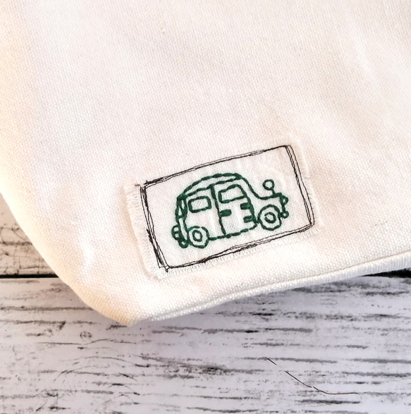 緑の車のワッペン　かわいい手刺繡　横長トートバッグ　2ポケット　2way　オフホワイト　Lサイズ　大容量 2枚目の画像