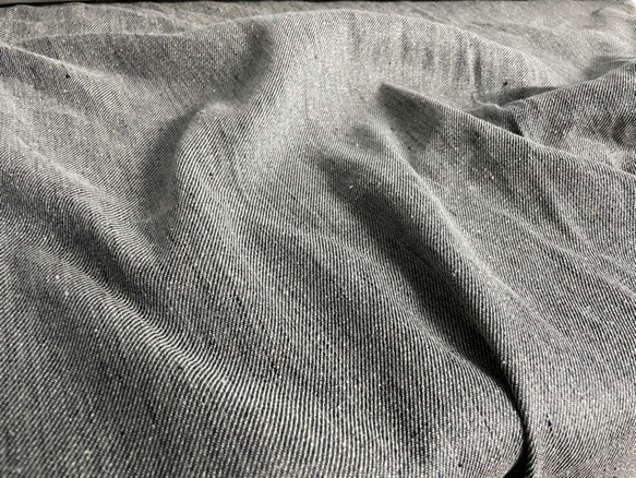 リネンシルクの遠州織物　「遠州の麻　濃いグレーTOP染め×シルク〈111㎝×1m～〉」 4枚目の画像