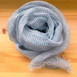 リネン100％の遠州織物「遠州の麻　ストール　ブルー×白 細めボーダー」 5枚目の画像