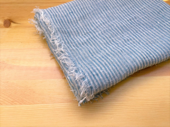 リネン100％の遠州織物「遠州の麻　ストール　ブルー×白 細めボーダー」 6枚目の画像