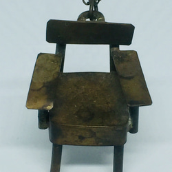 手造りミニオブジェ【真鍮：肘掛け椅子　❷】ネックレス付き・インテリアにもなります 1枚目の画像