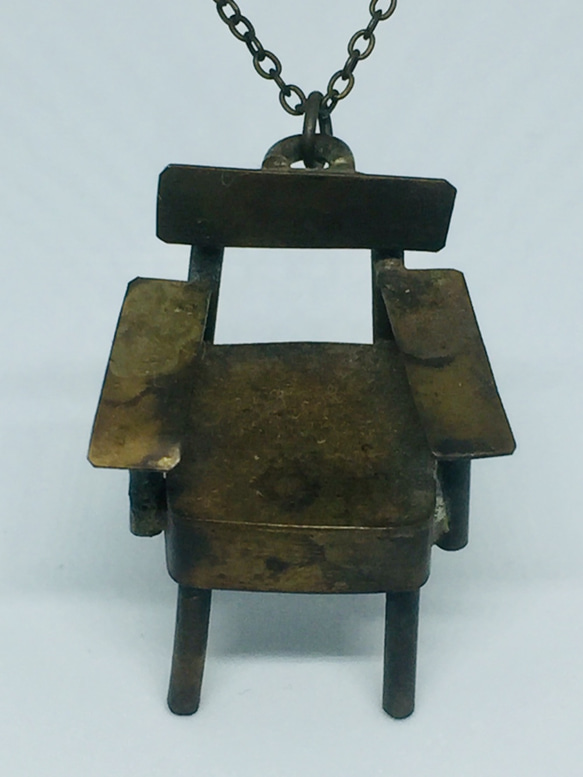 手造りミニオブジェ【真鍮：肘掛け椅子　❷】ネックレス付き・インテリアにもなります 1枚目の画像