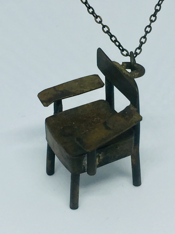 手造りミニオブジェ【真鍮：肘掛け椅子　❷】ネックレス付き・インテリアにもなります 3枚目の画像