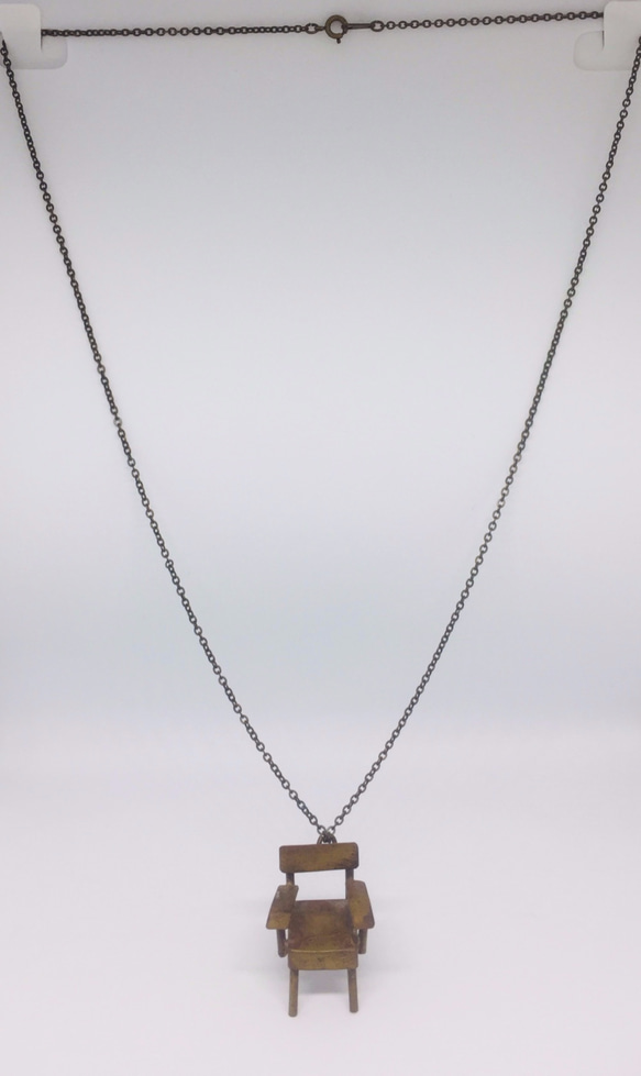 手造りミニオブジェ【真鍮：肘掛け椅子　❷】ネックレス付き・インテリアにもなります 5枚目の画像