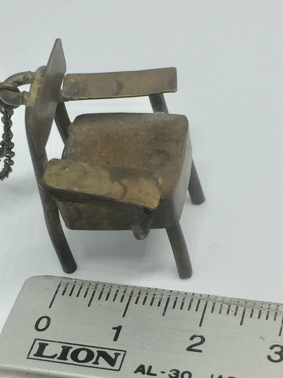 手造りミニオブジェ【真鍮：肘掛け椅子　❷】ネックレス付き・インテリアにもなります 8枚目の画像