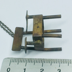 手造りミニオブジェ【真鍮：肘掛け椅子　❷】ネックレス付き・インテリアにもなります 10枚目の画像