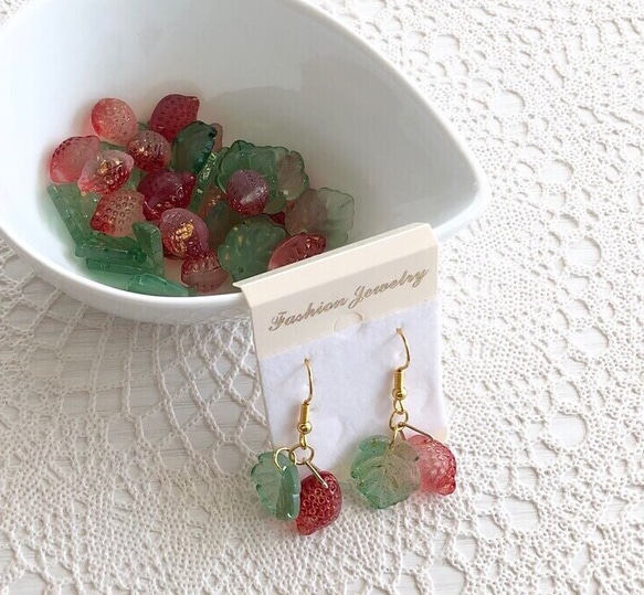 チェコビーズ 】サージカルステンレス 316L いちご イチゴ 揺れる