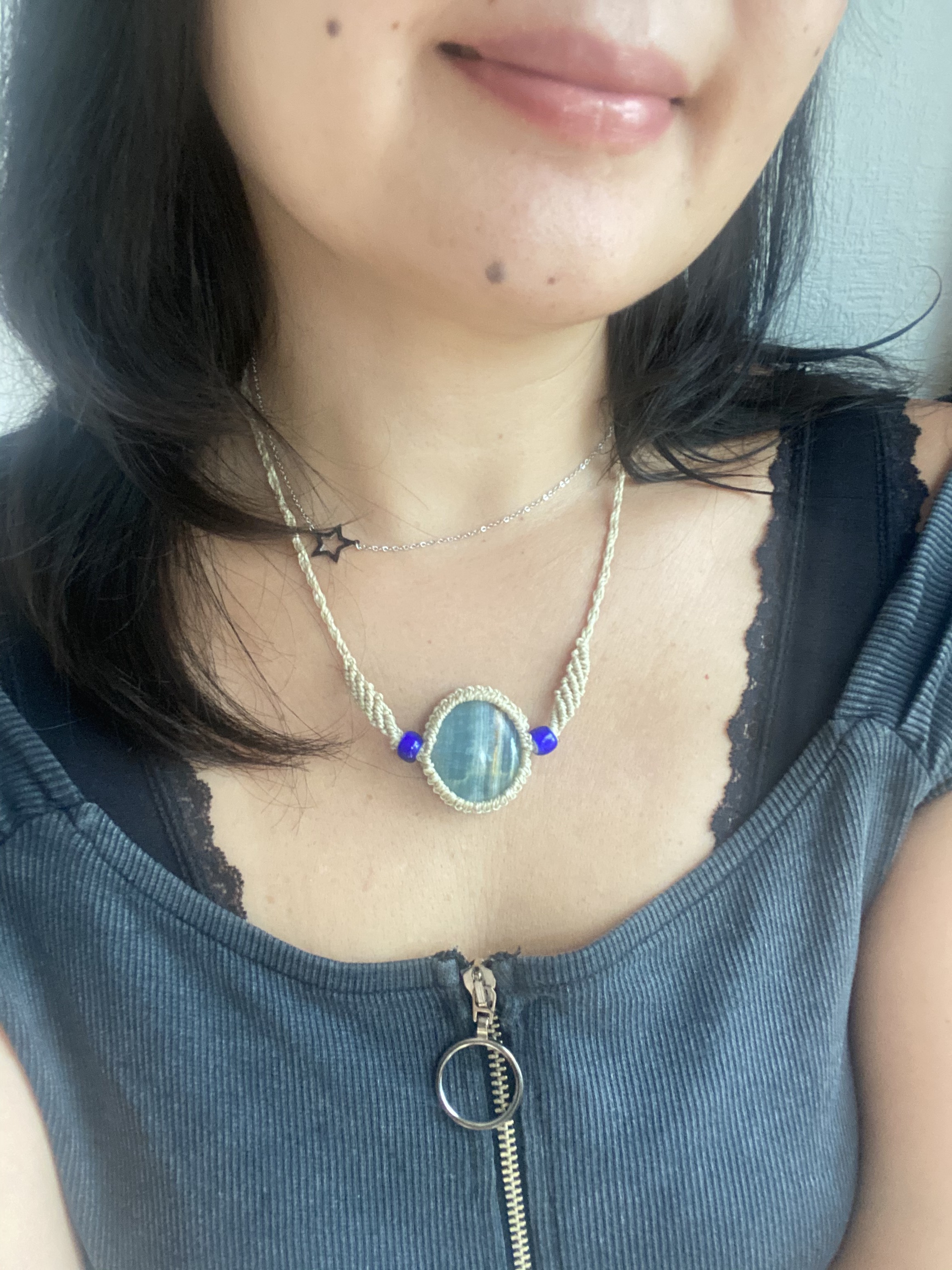 ブルーイエローアゲートストーン（メノウ）とアンティークビーズのマクラメ編みヒーリングストーンネックス