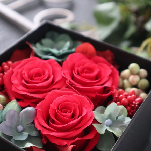 赤いバラの和モダンなボックスアレンジメント｜母の日・長寿祝い・還暦祝い・退職祝い等　pre.009 3枚目の画像