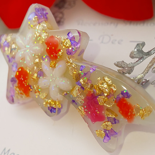 ヘアクリップ レジン 6.5cmオーバル カラフルマトリカリアとミニ薔薇と蝶々 お得】ヘアクリップ ミニ 星形 レジン No.037 ヘアクリップ