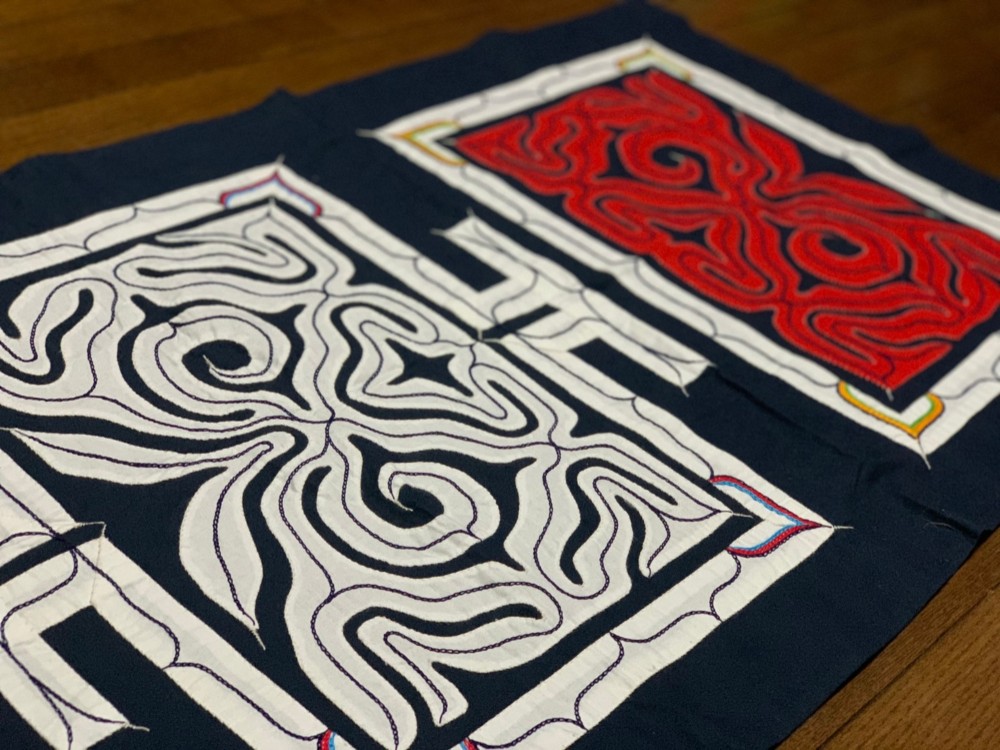 アイヌ刺しゅう紺地にベージュタペストリー64㎝×72㎝