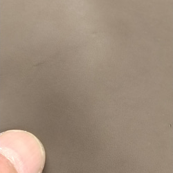 【育てるレザー】ヌメ革（カーフスキン・子牛革）  #カーキ  革の厚み1.0mm前後 1枚革 植物鞣し 3枚目の画像