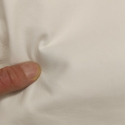 ホワイトレザー （ラム革・子羊革）革の大きさ50デシ前後 革の厚み0.9mm前後 白鞣し革 4枚目の画像