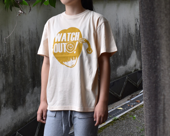 気をつけろ！押すなTシャツ ナチュラル 柄マスタードイエロー【U-4CNMY】 4枚目の画像