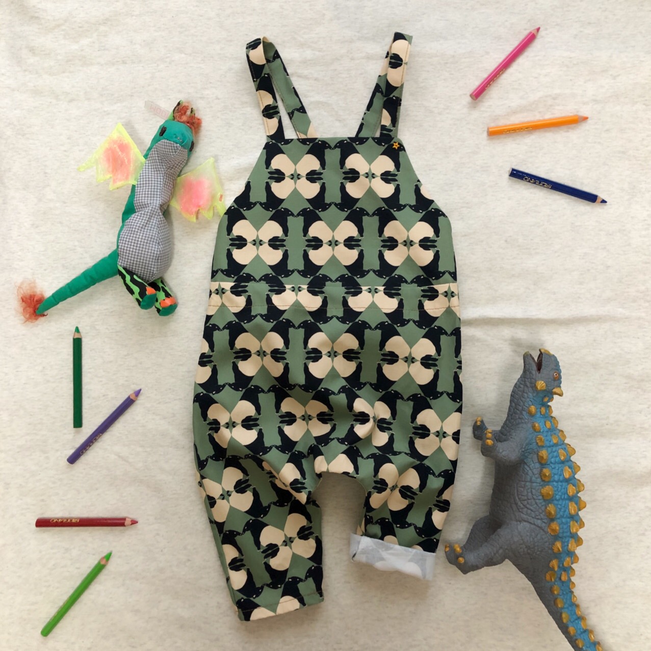 悪い夢を食べてくれる　バクのプリントサロペット