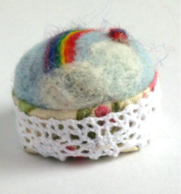 羊毛フェルトの針山 虹と気球 3枚目の画像