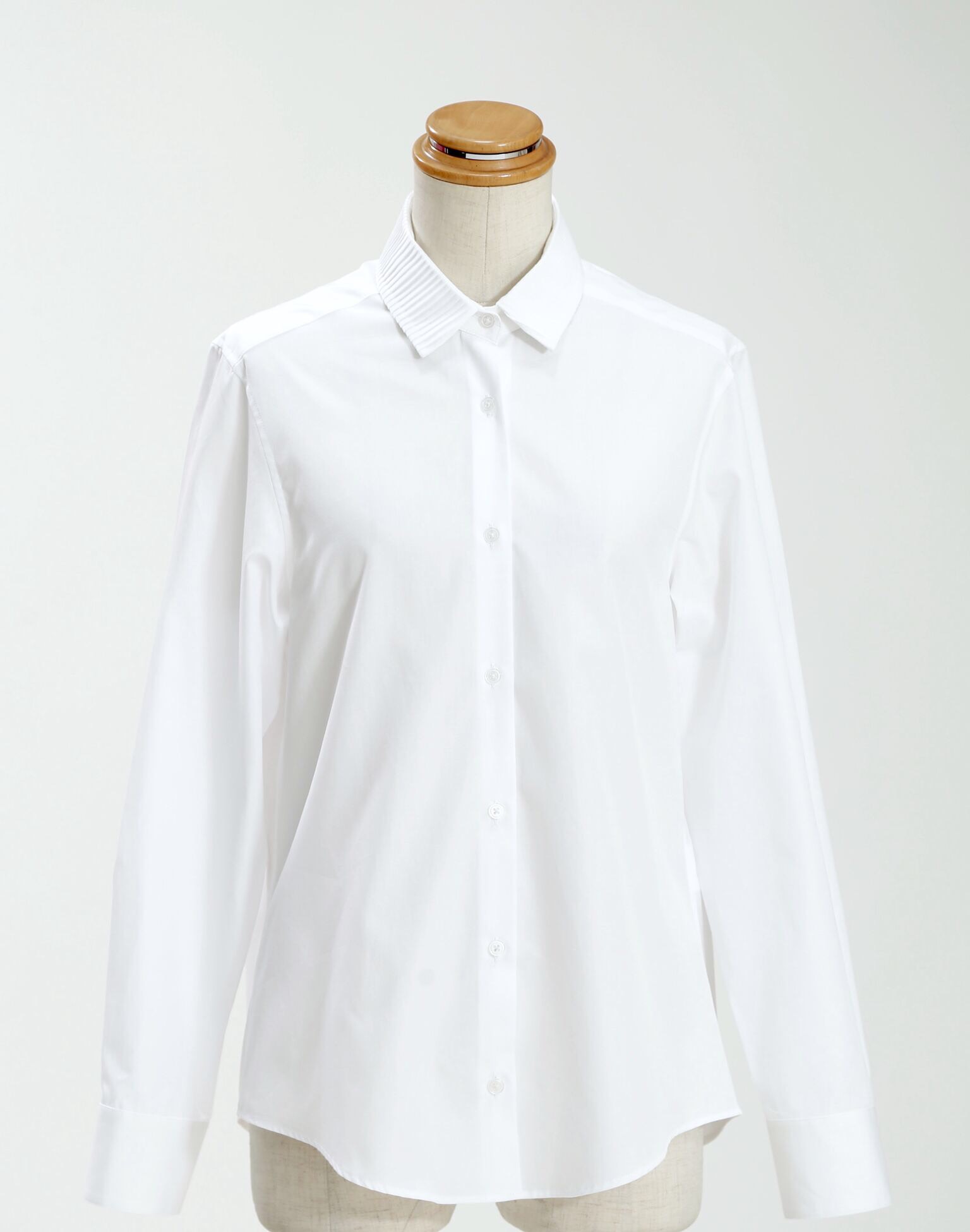 プリーツ襟ホワイト長袖シャツ