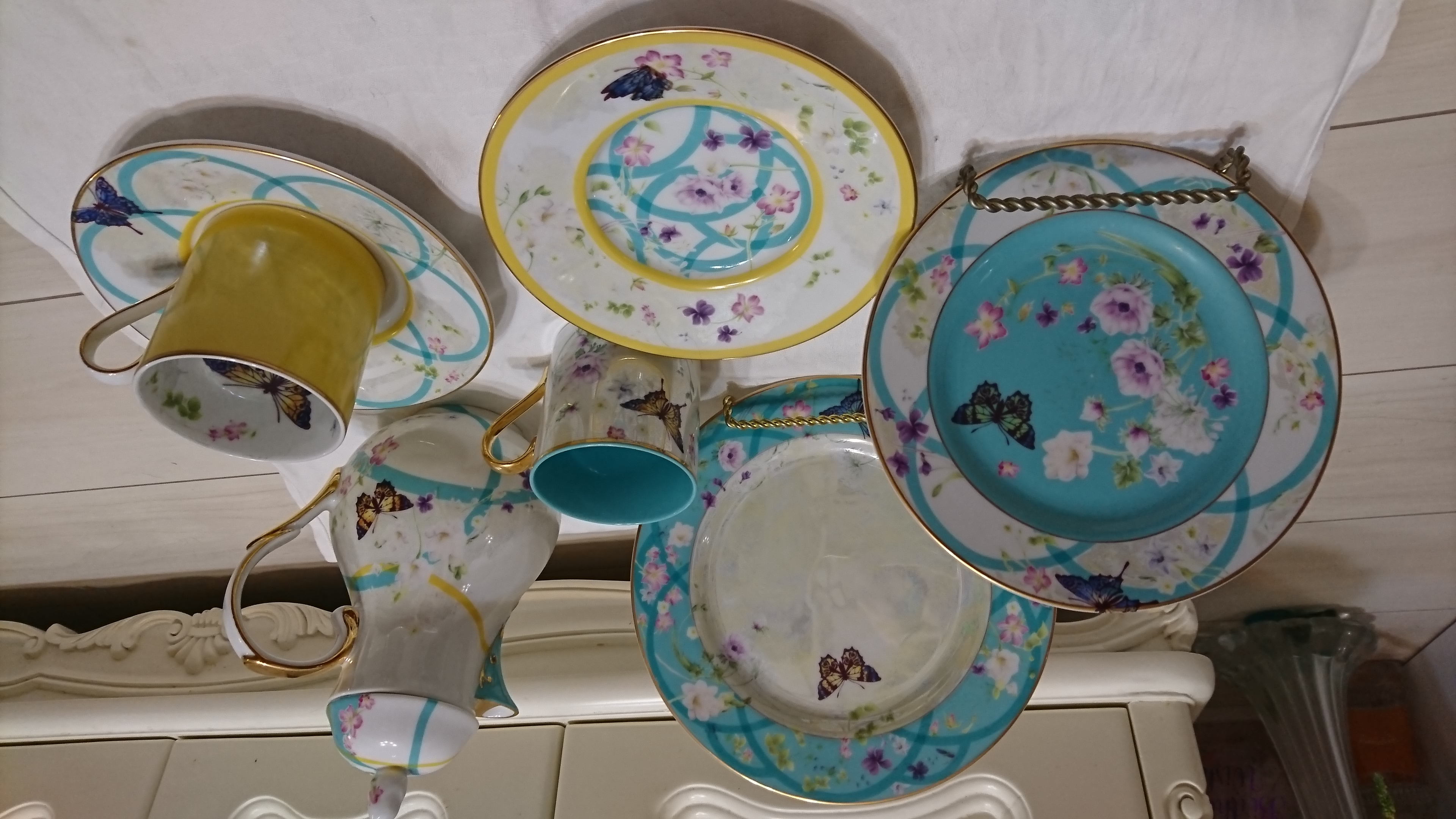 ポーセラーツ バタフライ×お花 食器・ティーセット ⭐ポット 1つ ⭐カップ&ソーサー ２客 ⭐プレート 中・小 各１枚