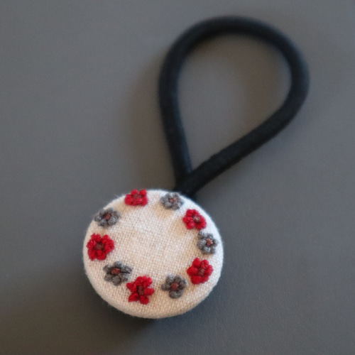 くるみボタン＊ 小花の刺繍 ヘアゴム ヘアゴム satomifaso 通販