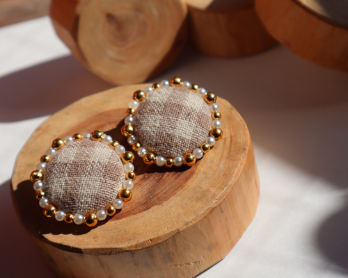 ミナペルホネン mousse くるみボタン　ピアス/イヤリング 検討中】 - メルカリ