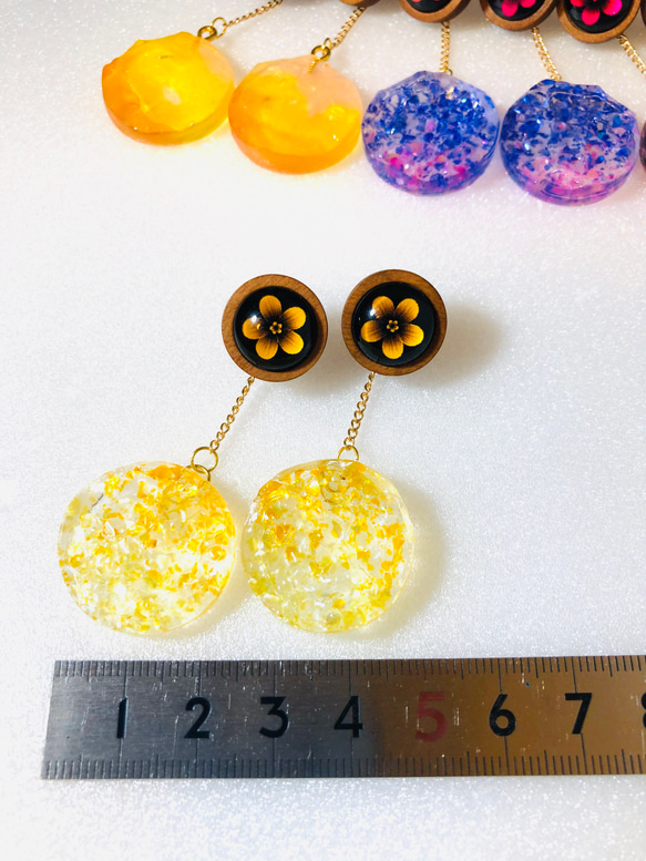 【新作】揺らめく水面と花のピアス〜sunshine yellow〜 1枚目の画像