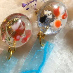 セール品　金魚③ レジン/ピアス/クリア/金魚/キラキラ/数量限定/浴衣/夏/雫/ゴールド/ラメ/ブラック/風鈴/ブルー 2枚目の画像