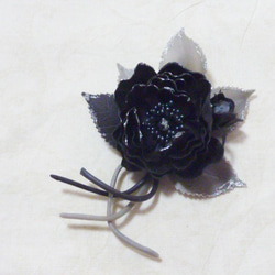 （送料無料）クレイフラワー　パンフラワー　コサージュ　バラ（薔薇）　黒色　ソフトクレイ 1枚目の画像