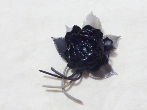 （送料無料）クレイフラワー　パンフラワー　コサージュ　バラ（薔薇）　黒色　ソフトクレイ 1枚目の画像