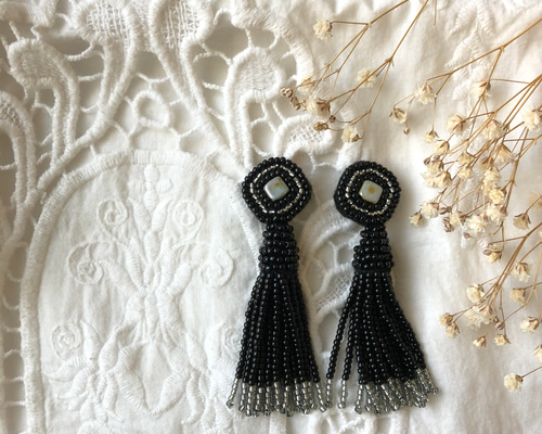 黒のビーズタッセルピアス/イヤリング ピアス（フック・チェーン