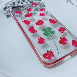夢を叶える♡ハートの薔薇の花びらと四つ葉のクローバーiPhoneケース【花言葉付き】 1枚目の画像