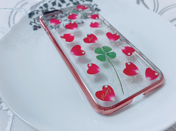 夢を叶える♡ハートの薔薇の花びらと四つ葉のクローバーiPhoneケース【花言葉付き】 1枚目の画像