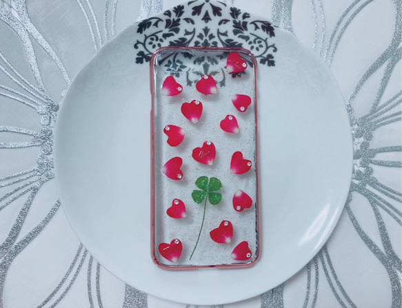 夢を叶える♡ハートの薔薇の花びらと四つ葉のクローバーiPhoneケース【花言葉付き】 2枚目の画像