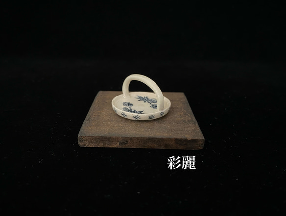 ミニチュア陶器　手付皿　呉須絵松竹梅紋 2枚目の画像