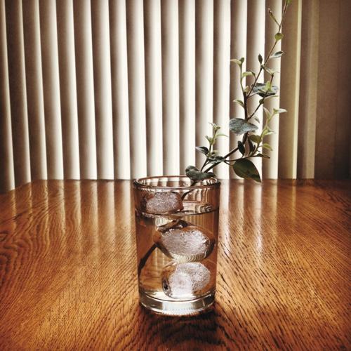 TICE〈 Tumbling ICE 〉」という名の、本物の氷のようなガラスの TICE〈 Tumbling ICE 〉」という名の、本物の氷のようなガラスの