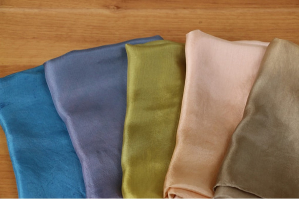 草木染めのシルクストール(桜、貝塚伊吹、シーシャム染)巾着袋付き 6枚目の画像