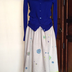 受注制作✳︎手描き染め✳︎和柄花と水玉の、差し色 日本製リネンスカート 1枚目の画像