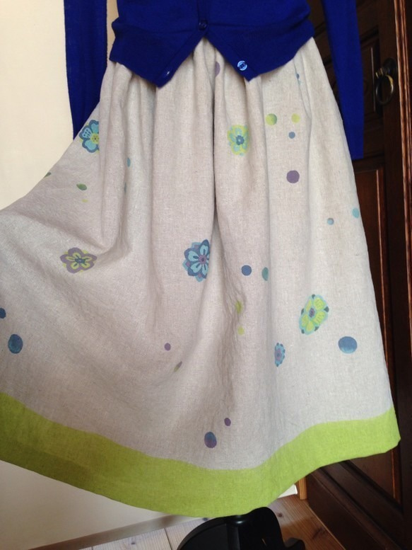 受注制作✳︎手描き染め✳︎和柄花と水玉の、差し色 日本製リネンスカート 2枚目の画像