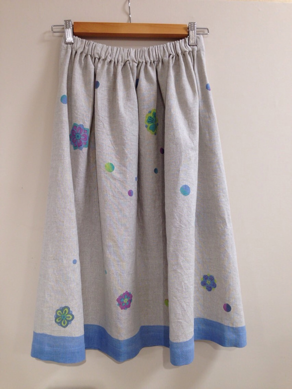 受注制作✳︎手描き染め✳︎花と水玉 差し色 日本製リネンスカート 1枚目の画像