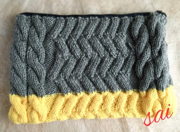 グレーとイエローのニットクラッチバッグ