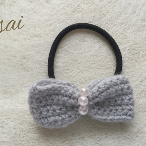 グレーの毛糸リボンのヘアゴム ヘアゴム 彩り 通販 1609623｜Creema  